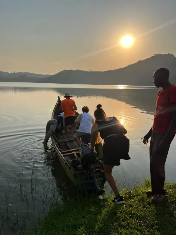 Empujando la canoa al atardecer