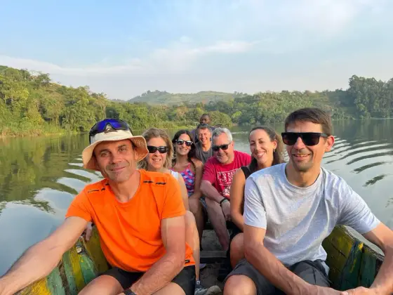 Foto de grupo en la canoa