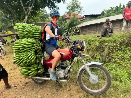 Moto cargada de plátanos