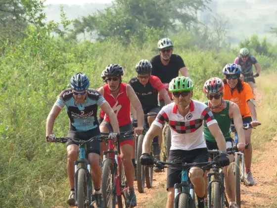 Grupo rodando por el sendero