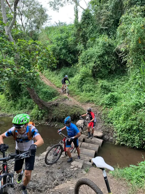 Cruzando el vado con las bicis