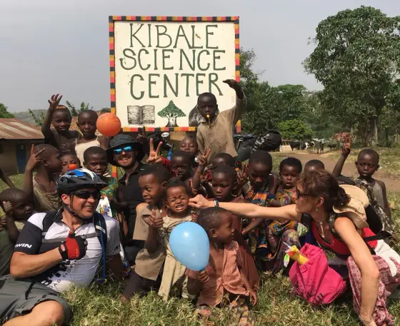 Con los niños de Kibale