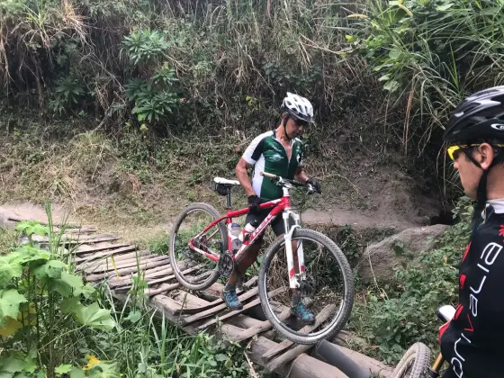 Cruzando uno de los puentes de la ruta